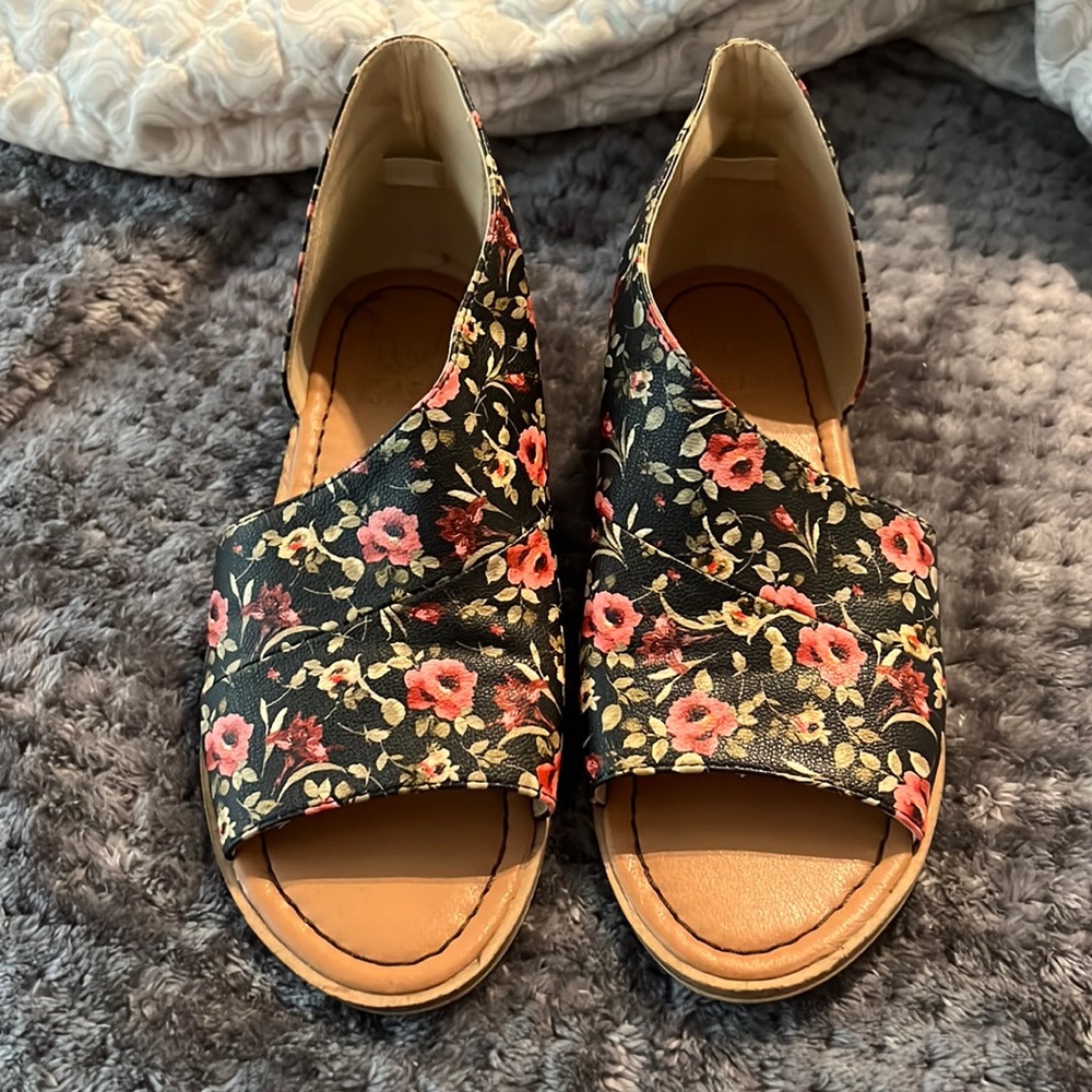 Cute size 6 Boutique shoes